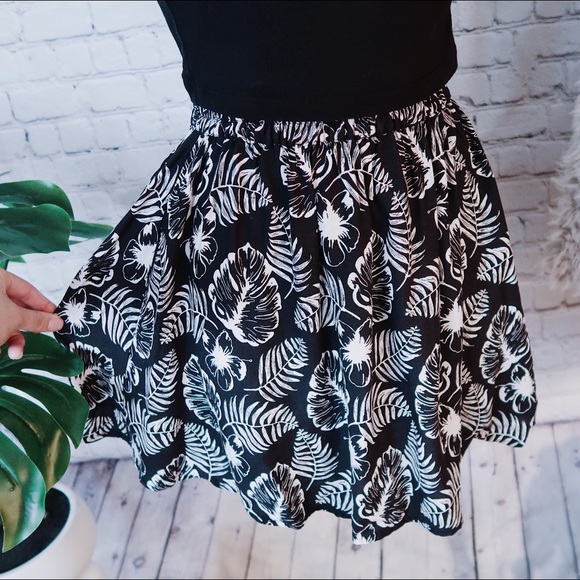 Palm Leaf Hawaiian Flower Black & White Skirt - Picture 2 of 4